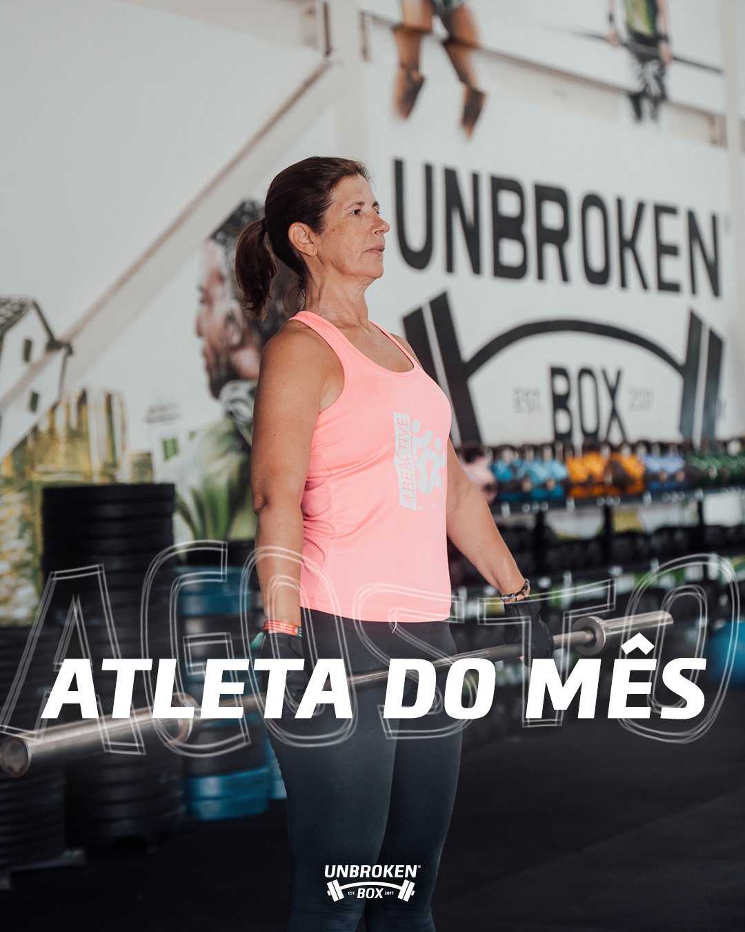 O título de agosto vai para alguém que começou por encaixar o treino na rotina… e acabou por fazer do treino uma parte indispensável dela. A nossa @ritamariapocas  é a 𝗮𝘁𝗹𝗲𝘁𝗮 𝗱𝗼 𝗺𝗲̂𝘀 𝗱𝗲 𝗮𝗴𝗼𝘀𝘁𝗼 𝟮𝟬𝟮𝟲! 👏🏆💚

A Rita está connosco desde abril de 2024 e já soma mais de 350 aulas realizadas, com apenas 3 faltas pelo caminho. E quem a conhece sabe que, para a Rita faltar, provavelmente alguma coisa muito séria aconteceu 😅

Começou por treinar 3 vezes por semana, numa fase em que o objetivo era simples: criar uma rotina e conseguir que o treino tivesse o seu espaço no meio de tudo o resto. E conseguiu. Tão bem que, no início deste ano, passou para livre-trânsito e hoje já não imaginamos a Rita de outra forma.

Porque é exatamente isto que gostamos de ver acontecer: primeiro criamos o hábito, depois começamos a sentir os resultados e, a certa altura, percebemos que o treino já não é apenas mais uma coisa para encaixar na agenda. Faz parte da nossa vida 💪

E a evolução dela tem sido espetacular. Está sempre disponível para aprender, ouve os coaches, aceita correções, desafia-se e continua a querer fazer melhor. Mas há outra coisa que não aparece em nenhuma estatística: é muito bom ter a Rita numa aula. Pela boa disposição, pela energia e pelo ambiente que cria com quem está à sua volta.

Quem já partilhou um WOD com ela sabe que, muitas vezes, nem é preciso olhar para perceber onde ela está. E, sinceramente, nós já não queríamos que fosse de outra maneira 😂💪

Rita, este reconhecimento é mesmo muito merecido. Não apenas pelas mais de 350 aulas, mas por tudo aquilo que está por trás delas: a tua consistência, a tua dedicação, a vontade de aprender e a evolução que construíste desde que chegaste até hoje.

Continua assim, porque ainda tens muito para conquistar e nós queremos continuar cá para assistir 💚🖤

👉 Agora confessem: quem é que já viu (e ouviu 😂) a Rita entrar em modo super guerreira num WOD? Contem-nos tudo 👇

#unbrokenbox  #youareunbroken